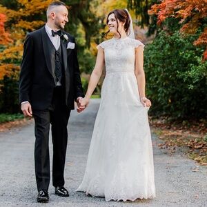 Worn once on my wedding day! Gorgeous layers of varying lace.